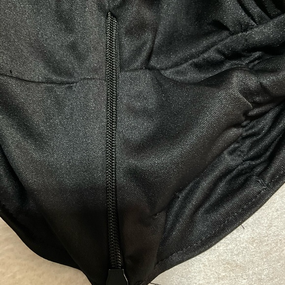 NWOT GUESS Bronze Gold Sequin Sleeveless V-Neck Crop Top – Size M Glam Sparkly - Picture 9 of 12